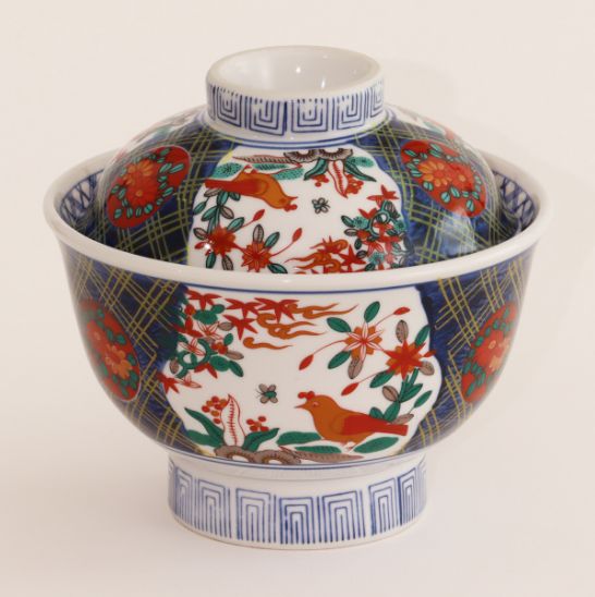 春山製陶の錦花鳥高台蓋付丼